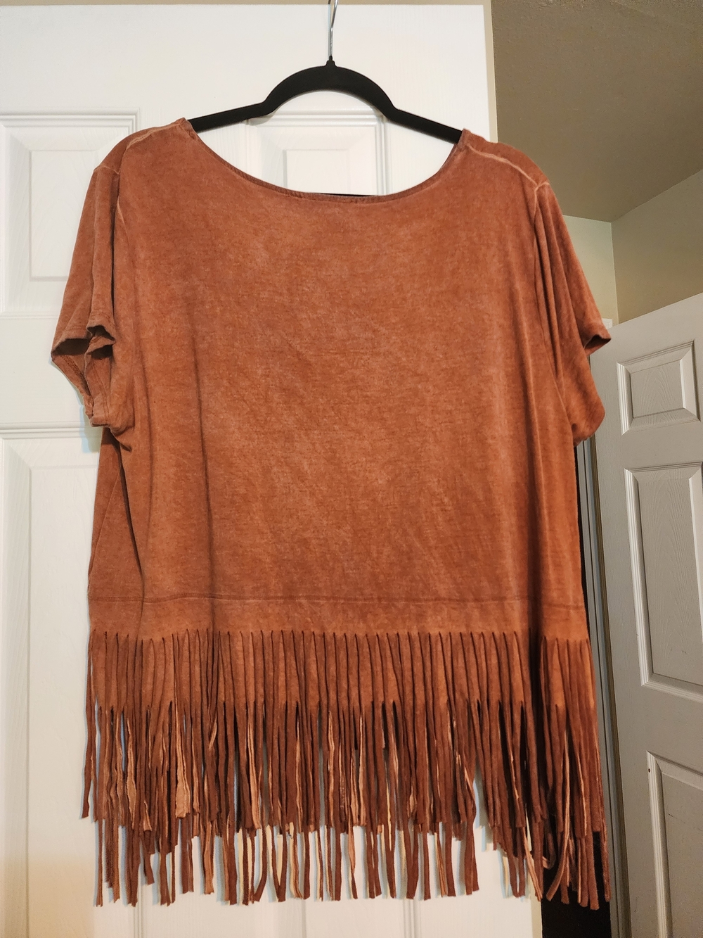 Fringe Hem Short Sleeve Tee in Rust
